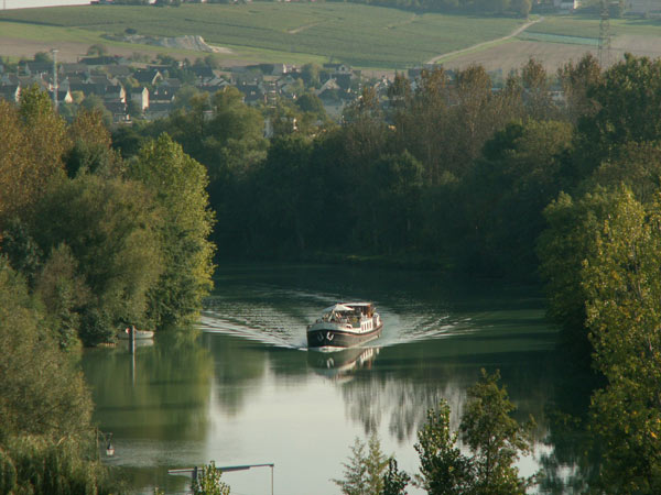 Tranquil settings in the canals of France